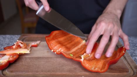 primer plano, de, un, hombre, quitar, el, semillas, de, un, pimiento rojo