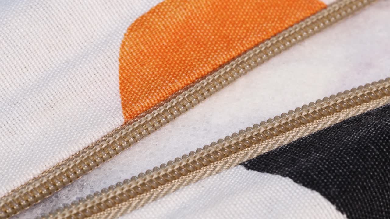 cremallera de apertura de mano masculina joven de hermoso tejido elegante