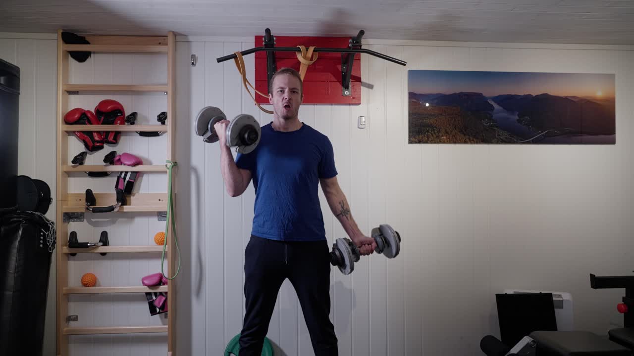 가정 체육관에서 남자에게 무거운 비셉스 곱슬, 이중 팔 강도