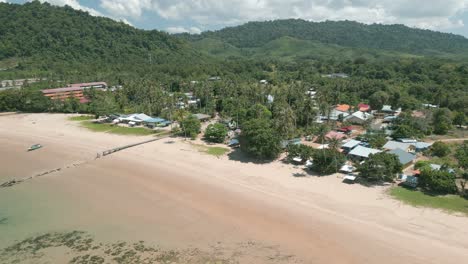 Hermosa-Vista-Aérea-Del-Drone-Paraíso-Telok-Melano-Sarawak,-Kampung-Telok-Melano-Fue-Una-Vez-Un-Refugio-Durante-Las-Tormentas-Marinas-Para-Los-Comerciantes-Desde-Sambas,-Indonesia-Hasta-Kuching