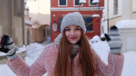 Reisende-Mädchen-Mit-Handy-Kamera-Mit-Anwendung-Zum-Fotografieren-Und-Aufzeichnen-Von-Videos-Auf-Der-Stadtstraße