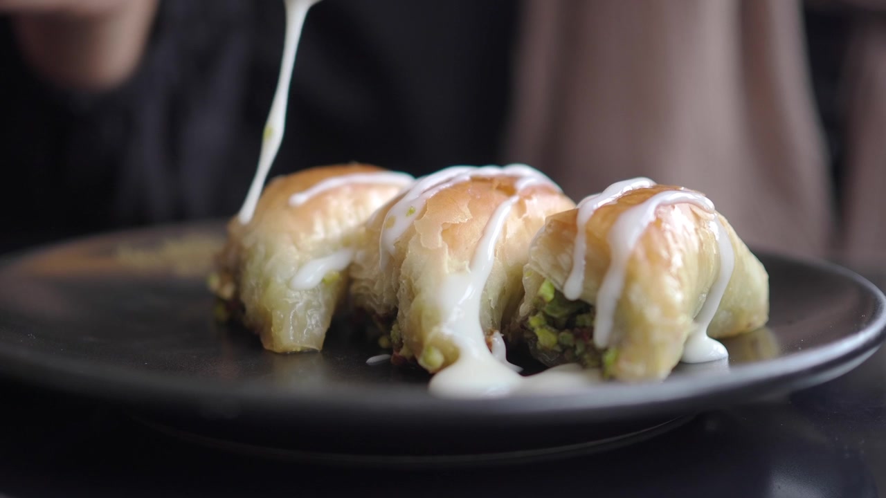 Crema versata su baklava tradizionale al pistacchio