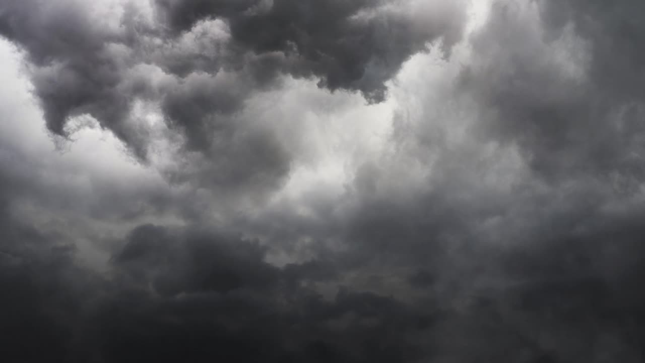 hacia la tormenta de espesas nubes en el cielo