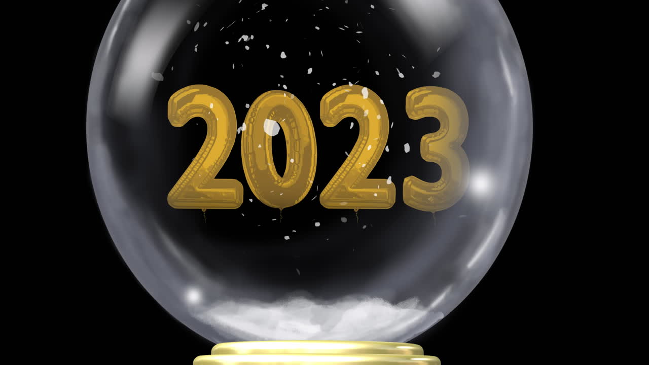 Animazione di globo di neve natalizio con neve che cade e scritta 2023 su sfondo nero
