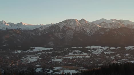 Vista-Aérea-De-Invierno-De-La-Ciudad-De-Zakopane-Desde-La-Colina-De-Gubalowka-En-Polonia