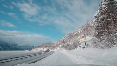 POV-Video-Einer-Fahrt-Durch-Norwegens-Westfjorde-Im-Winter,-Das-Eine-Reise-Entlang-Verschneiter-Straßen-Zeigt