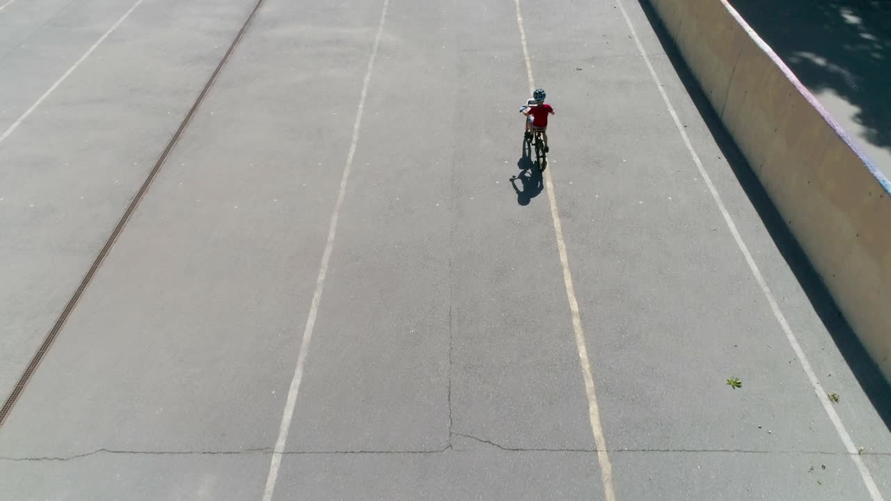 Vista aerea di un bambino che va in bicicletta nello stadio