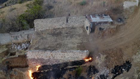 Se-Ha-Producido-Un-Incendio-En-Una-Colina-Sobre-Un-Grano-Y-Ha-Estado-Ardiendo-En-El-Fuego-Durante-Mucho-Tiempo