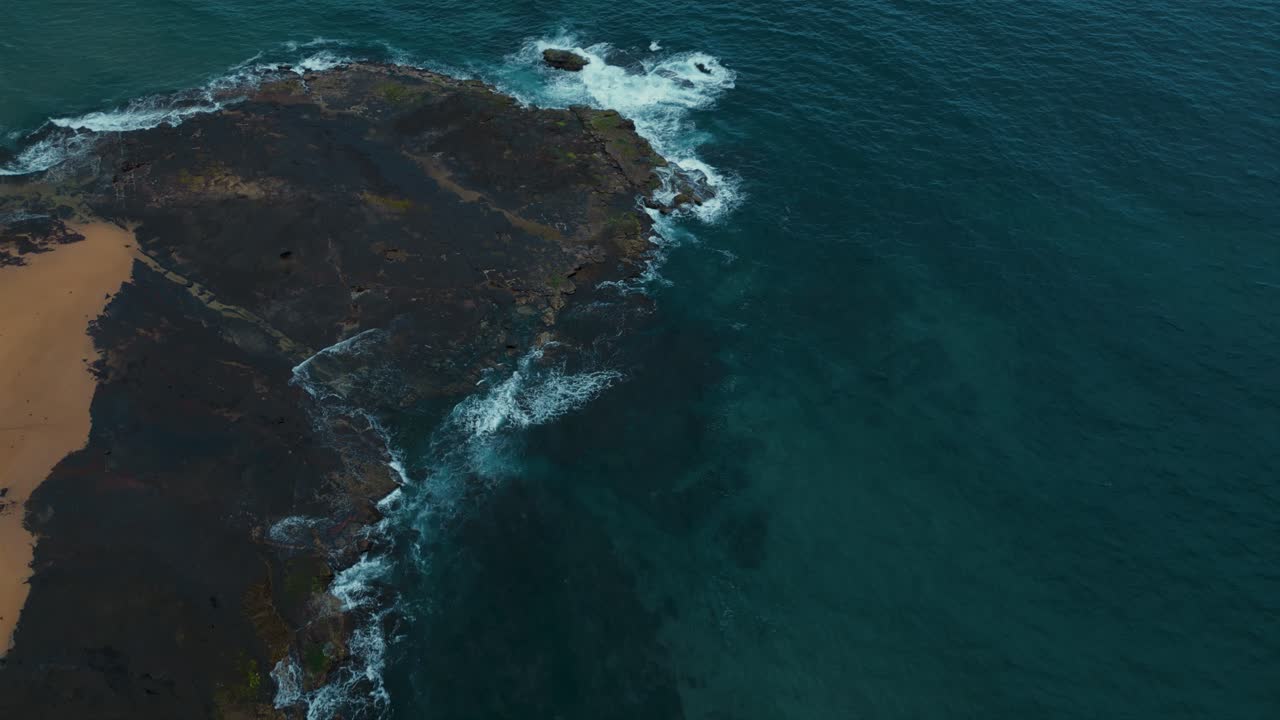 rock pool coal coast cliff seaside beach bay en wollongong cerca de sydney en nueva gales del sur, australia