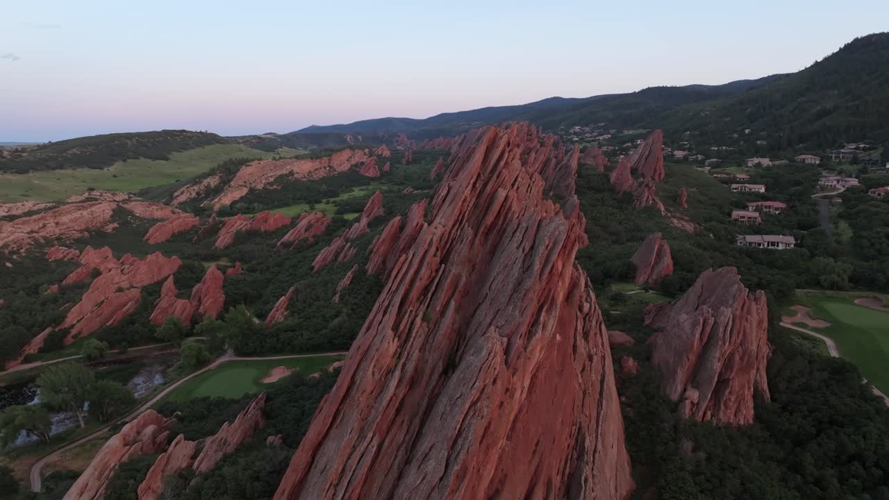 la belleza natural de las formaciones rocosas masivas y el paisaje de arrowhead en colorado
