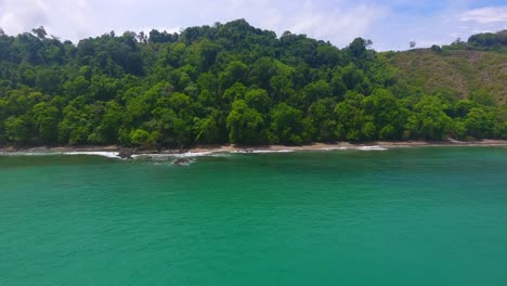 Bei-Flut-Direkt-In-Den-Sandstrand-Vor-Der-Küste-Von-Costa-Rica-In-Der-Nähe-Von-Herradura-Fliegen