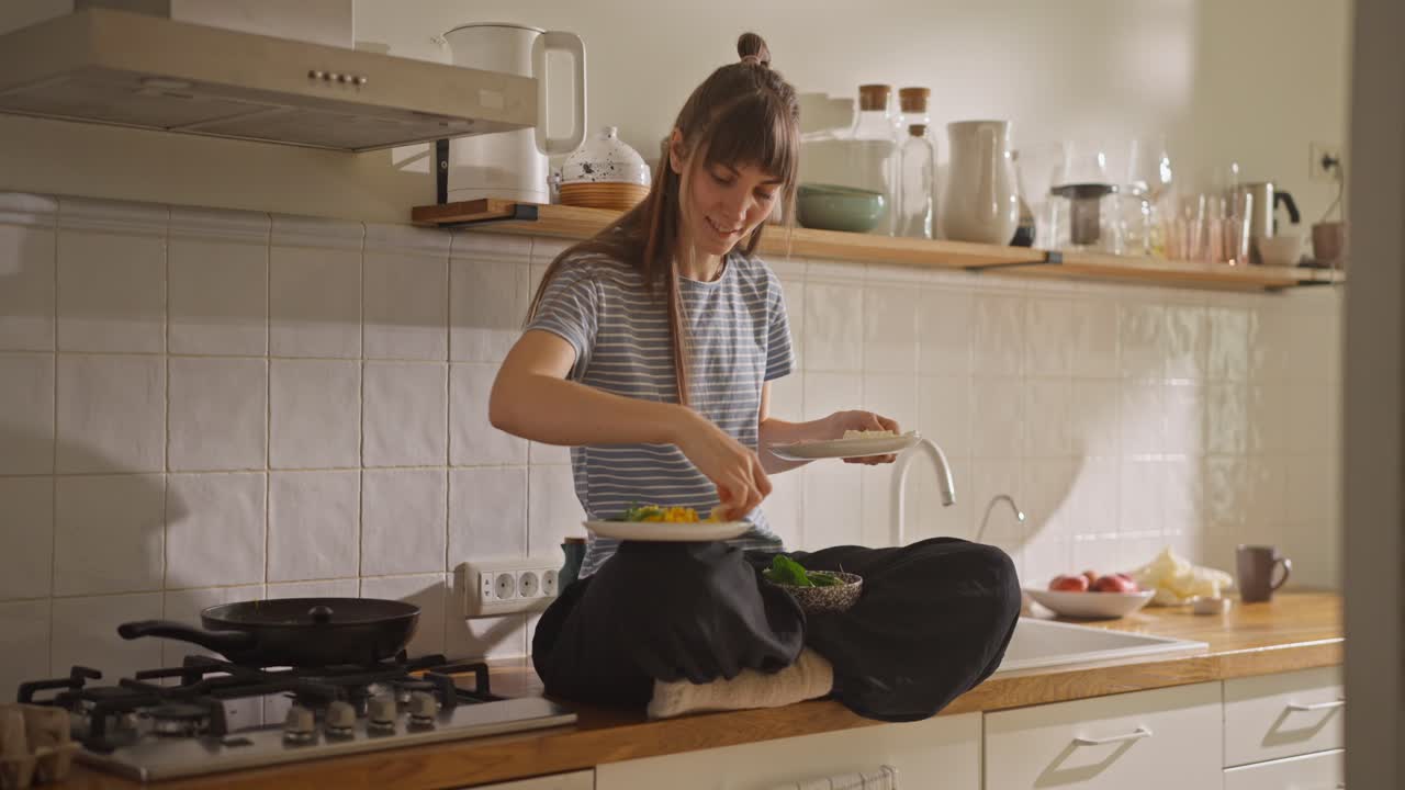 Donna che cucina in cucina