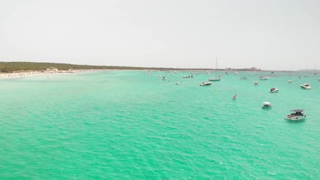españa, mallorca platja des trenc beach un hermoso vuelo sobre la playa a 4k 24 fps con filtros nd en un día muy brillante con un drone dji mavic air