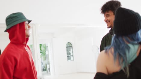 feliz diversos bailarines masculinos y femeninos hablando y saludando en el estudio de baile, cámara lenta