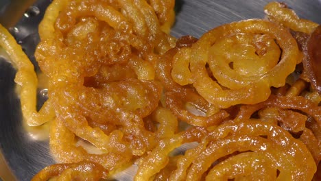 du jalebi frais dans l'assiette pour le petit déjeuner