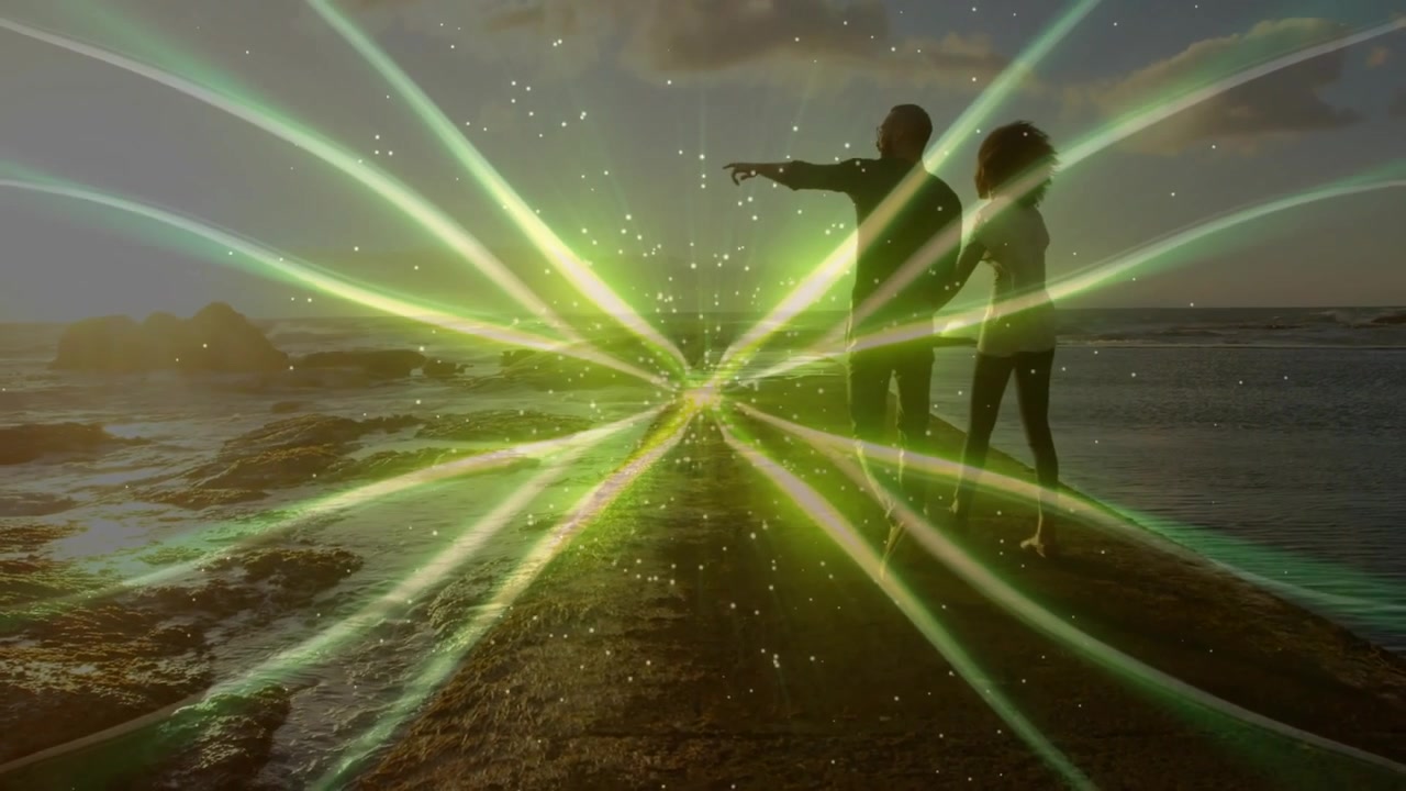 Coppia che cammina su un molo e si ferma quando appare una luce verde centrale, generando raggi VFX sulla coppia.