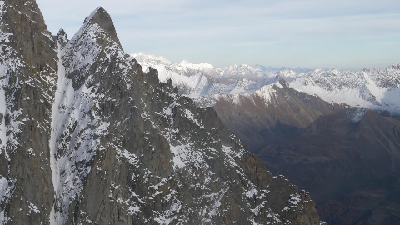 rallentatore vista panoramica dalla cima della montagna stagione invernale a partire dalle alpi, cime innevate sullo sfondo