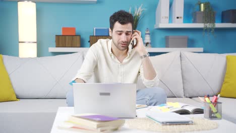 Gestresster,-überforderter-Junger-Mann,-Der-Am-Telefon-Spricht.