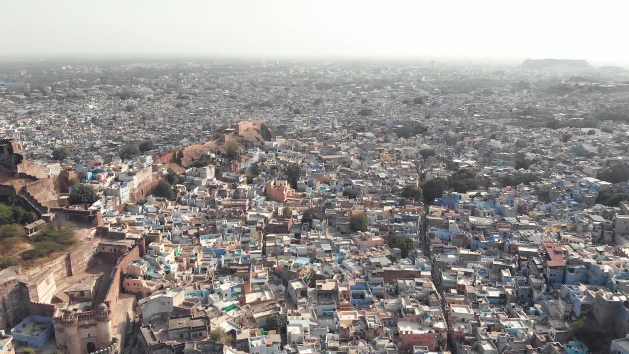paisaje de la ciudad azul de jodhpur compuesto por pequeños edificios que rodean el fuerte de mehrangarh en rajasthan, india - tiro de diapositiva amplia aérea