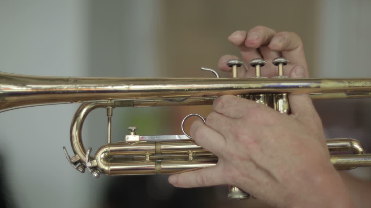 트럼 을 연주 하는 사람