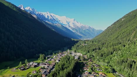 Glaciar-Mont-Blanc-Y-Pueblo-De-Chamonix-Durante-El-Día-Soleado-De-Verano---Antena