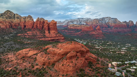 Nubes-Espectaculares-Sobre-La-Montaña-Pan-De-Azúcar-Y-La-Roca-De-La-Cafetera-En-Sedona,-Arizona,-EE.UU.