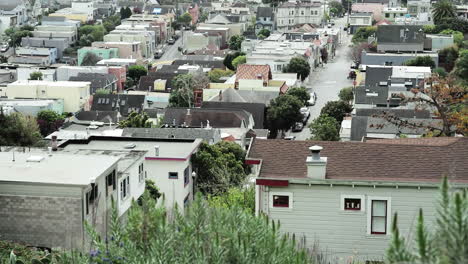 Toma-De-Zoom-Teleobjetivo-De-Un-Barrio-Suburbano,-Toma-Estática-Documental-De-Un-Pintoresco-Distrito-De-Pueblo-En-América-Del-Sur