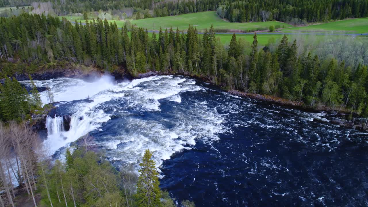 la cascada de ristafallet en la parte occidental de jamtland está catalogada como una de las cascadas más hermosas de suecia.