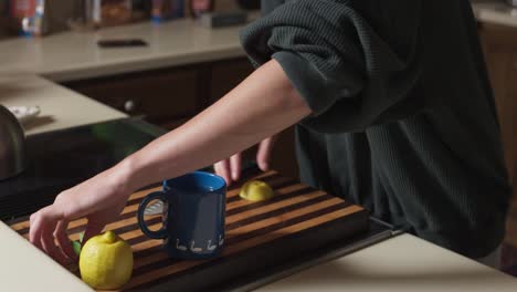 Taza-Tibia-De-Agua-De-Limón-Con-Menta