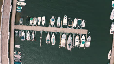 Luftaufnahme-Von-Yachten,-Die-In-Einem-Wunderschönen-Yachthafen-Mit-Blauem-Wasser-Festgemacht-Sind