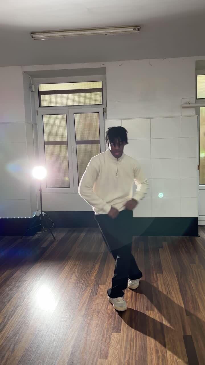 Uomo che balla in uno studio