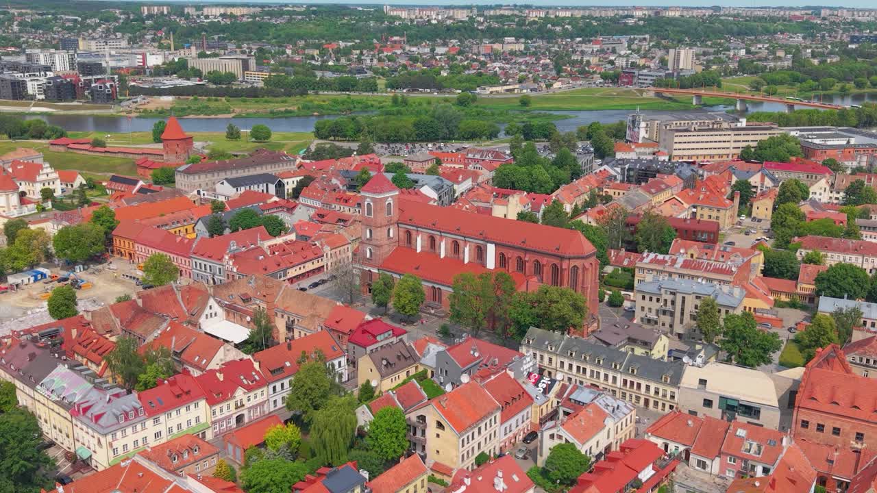 Letecký pohled na Staré Město Kaunas v Litvě, s červenými střechami, historickými budovami a katedrálou bazilikou v Kaunasu za jasného letního dne.