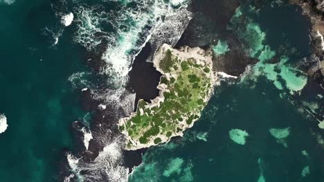 Wellen-Krachen-Auf-Einer-Kleinen-Grünen-Insel---Rottnest-Island-Im-Westen-Australiens