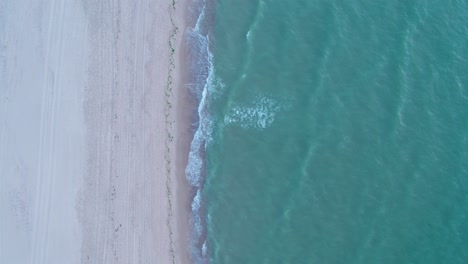 北海的空中景色,向日落时的白色沙<unk>.