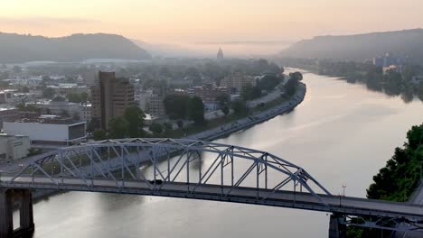 Charleston,-West-Virginia,-Luftstoß-über-Die-Brücke-über-Den-Kanawha-River