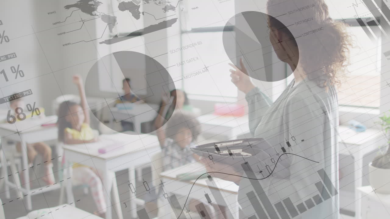 행복한 다양한 여성 교사가 수업에서 학생들에게 연설하는 데이터 처리의 애니메이션