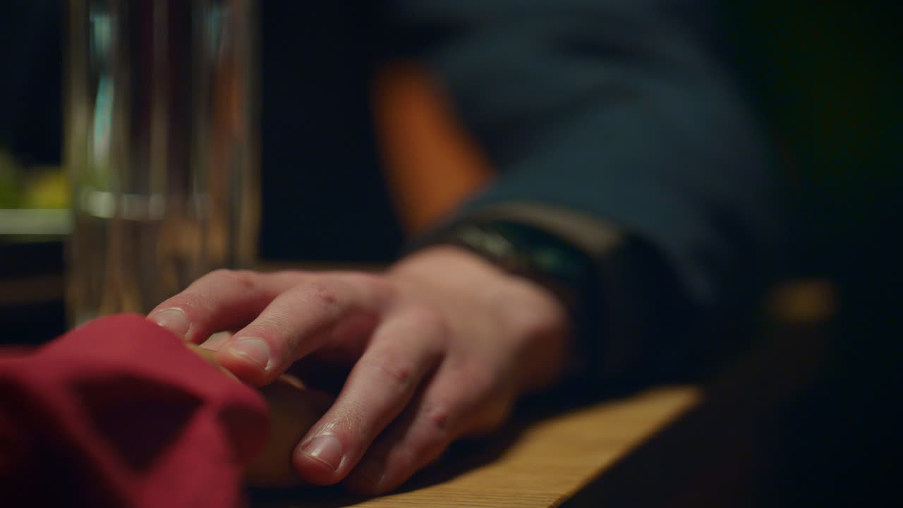 레스토랑 테이블에서 만적 인 저녁 데이트를 위해 손을 잡고 있는 부부를 지원합니다.