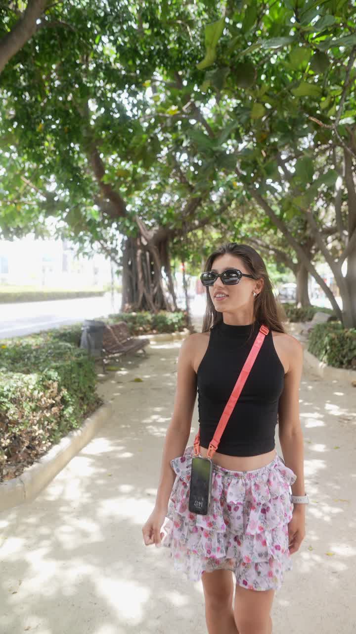 도시 공원을 걸어다니는 여자