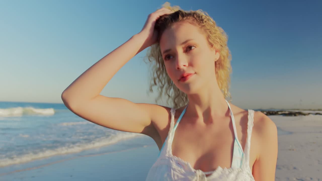 바 ⁇ 가에서 휴식을 취하는 젊은 여성 4k