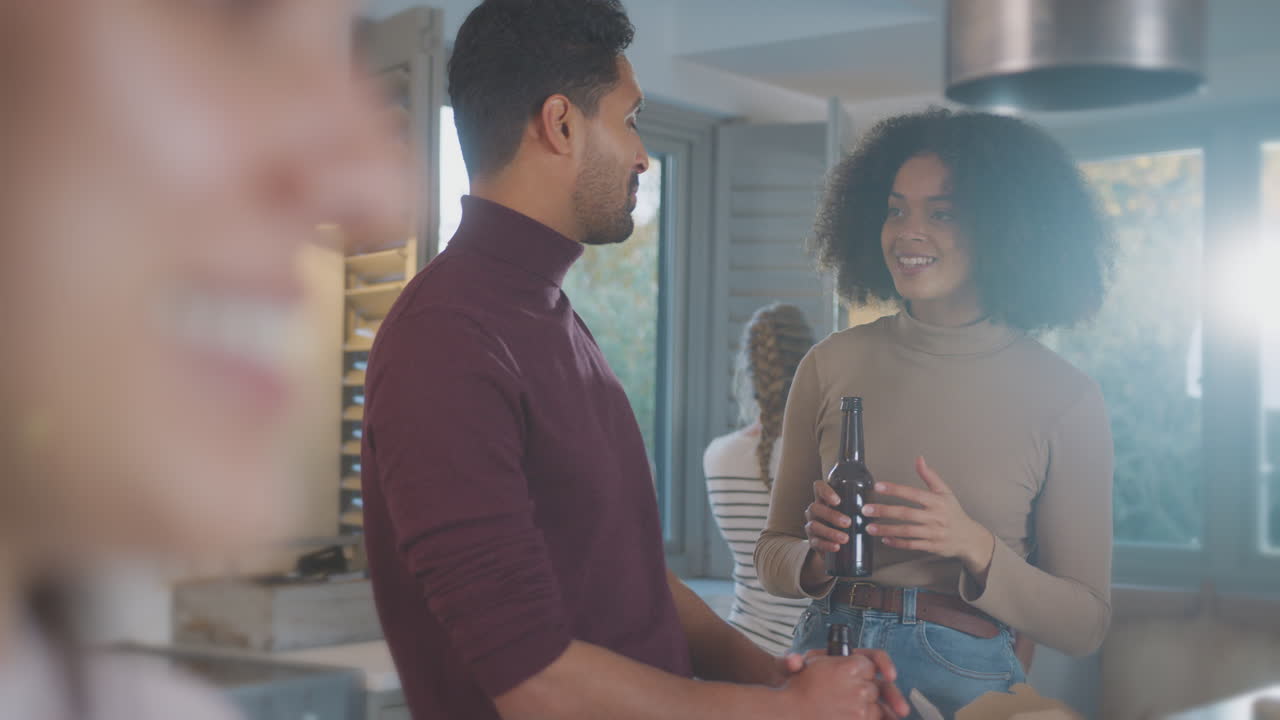 grupo de amigos multiculturales disfrutando de bebidas fiesta con comida para llevar en casa juntos