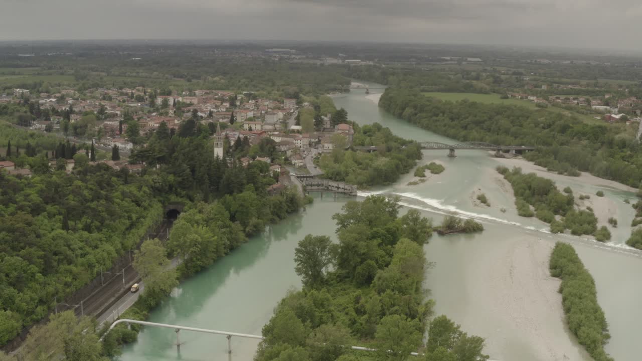 vista aérea de una ciudad y un río con una presa
