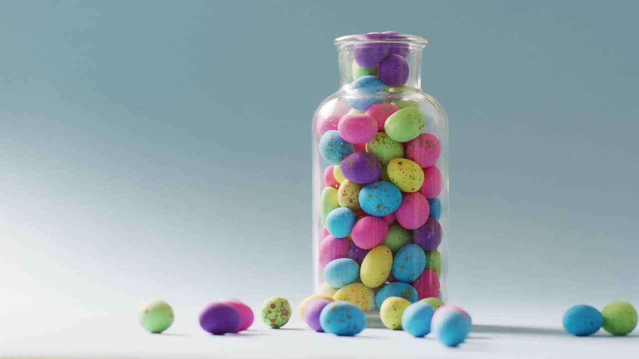 jarrón con huevos de pascua coloridos en fondo verde con espacio de copia