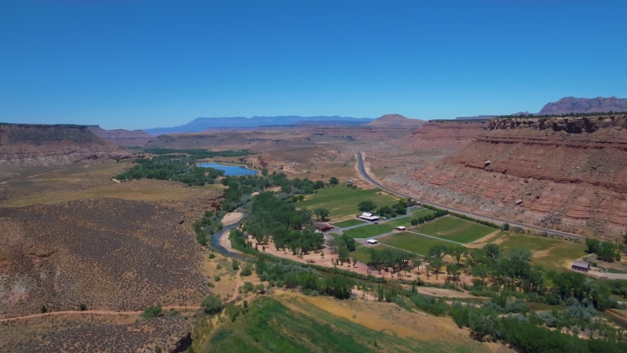 유타 남부에 위치한 마운트 자이언 국립공원의 버진 강 상공을 비행하는 드론 샷