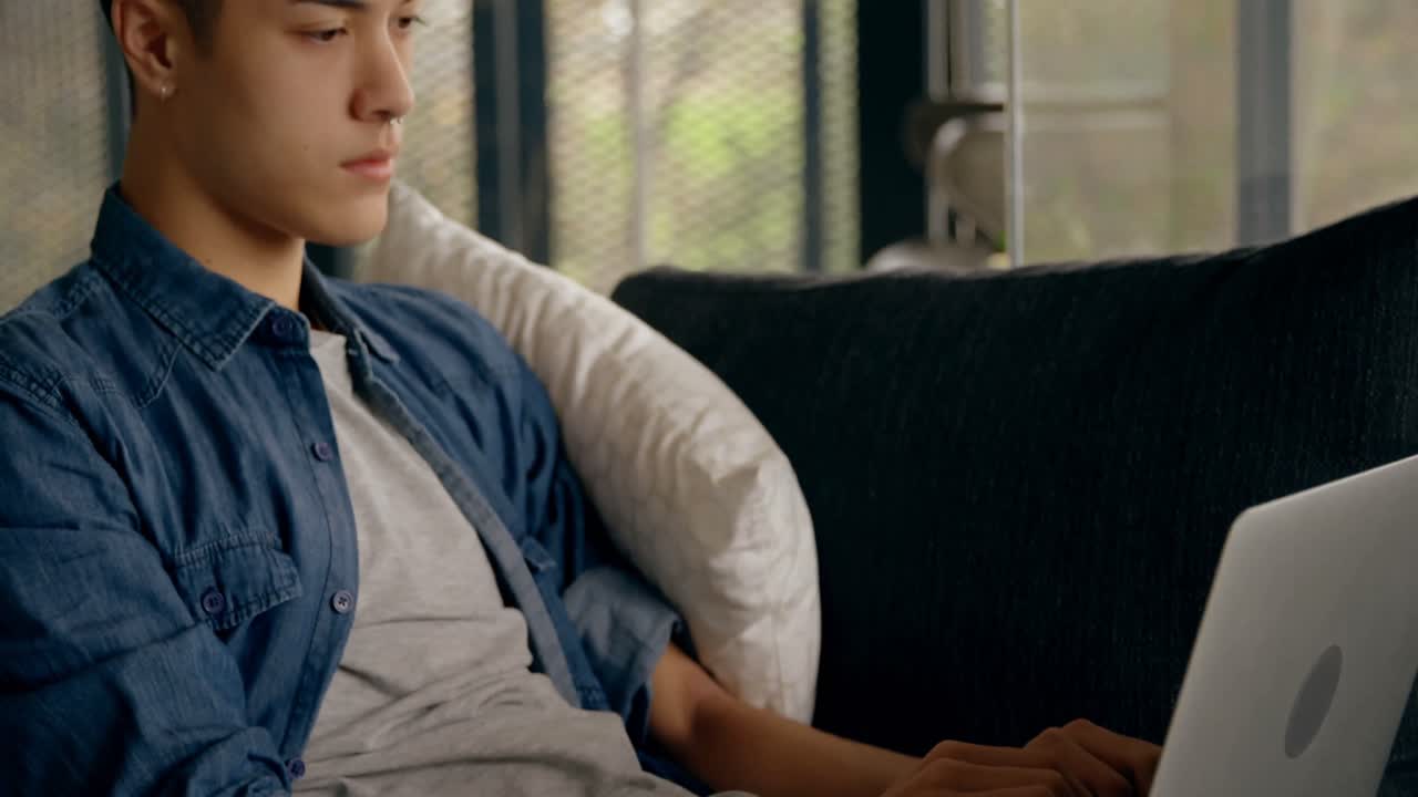 집에서 4k 노트북을 사용하는 남자