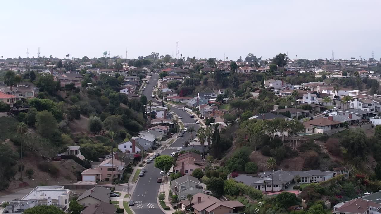 baldwin hills camino sinuoso a través de barrio suburbano urbanización creciente vista aérea