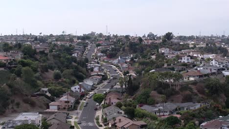 Baldwin-Hills-Kurvenreiche-Straße-Durch-Vorstadtsiedlung-Wohnsiedlung-Steigende-Luftaufnahme