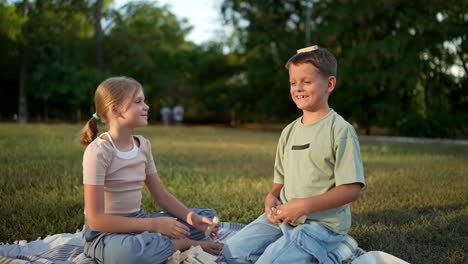 niños jugando en un parque.