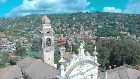 disparo de drone de iglesia italiana revelado retrocediendo, santa margherita ligure, portofino