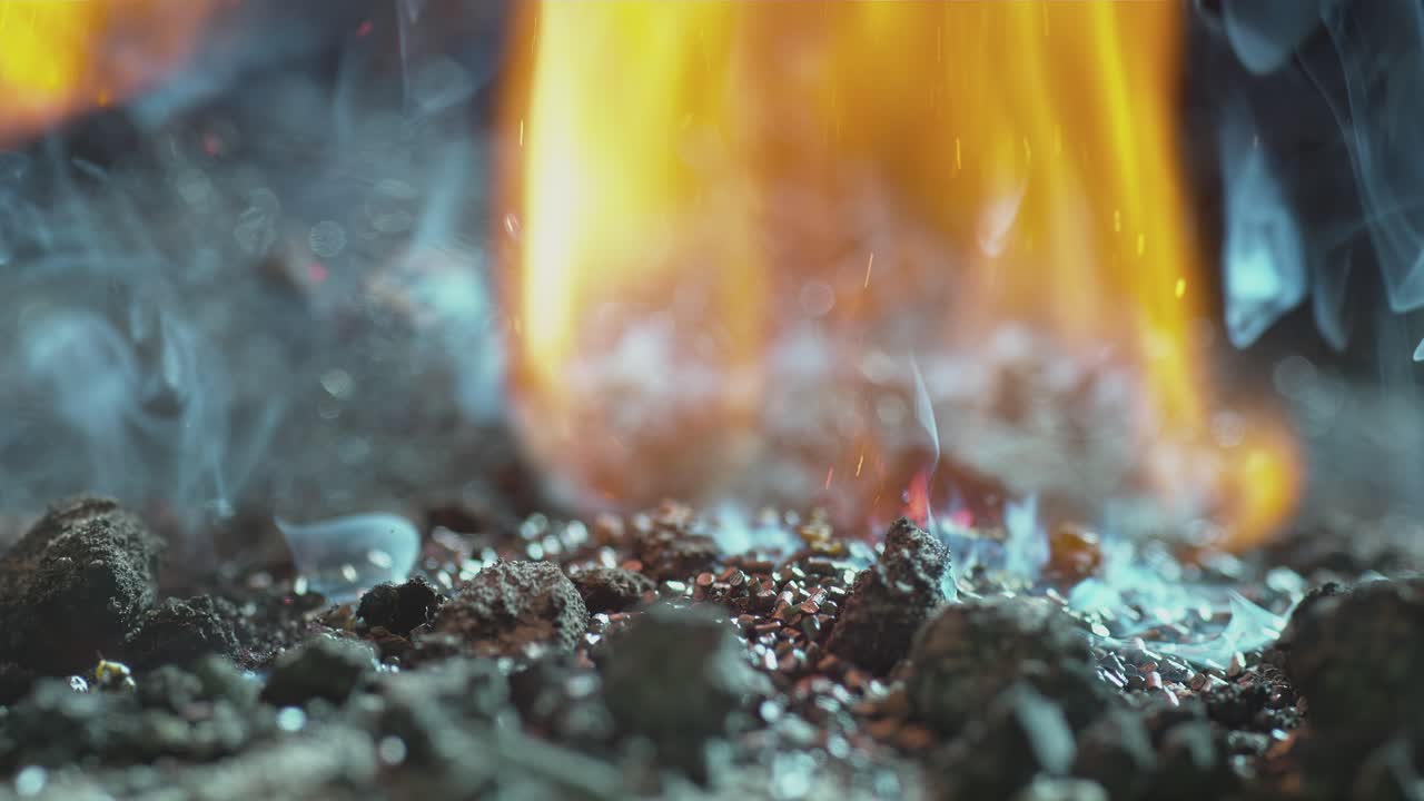 ⁇ 이 뜨거운 불꽃에서 상승하고 그 다음 그들은 불꽃으로 폭발