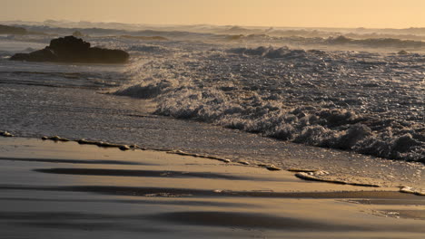 Olas-Del-Mar-Golpeando-La-Playa-En-Una-Mañana-Soleada.-Costa-Rocosa-Bañada-Por-Agua-Espumosa